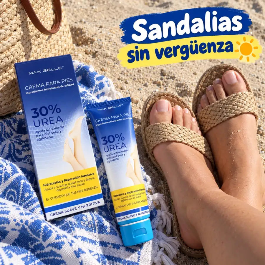 Pies con sandalias en la playa junto a la crema para pies 30% urea